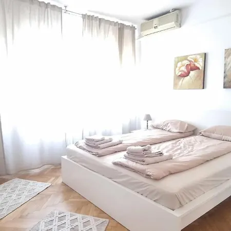 Apartment Old Scent